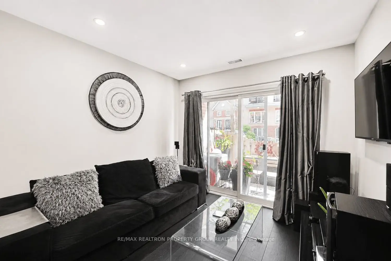 1400 The Esplanade N 402 photo 2