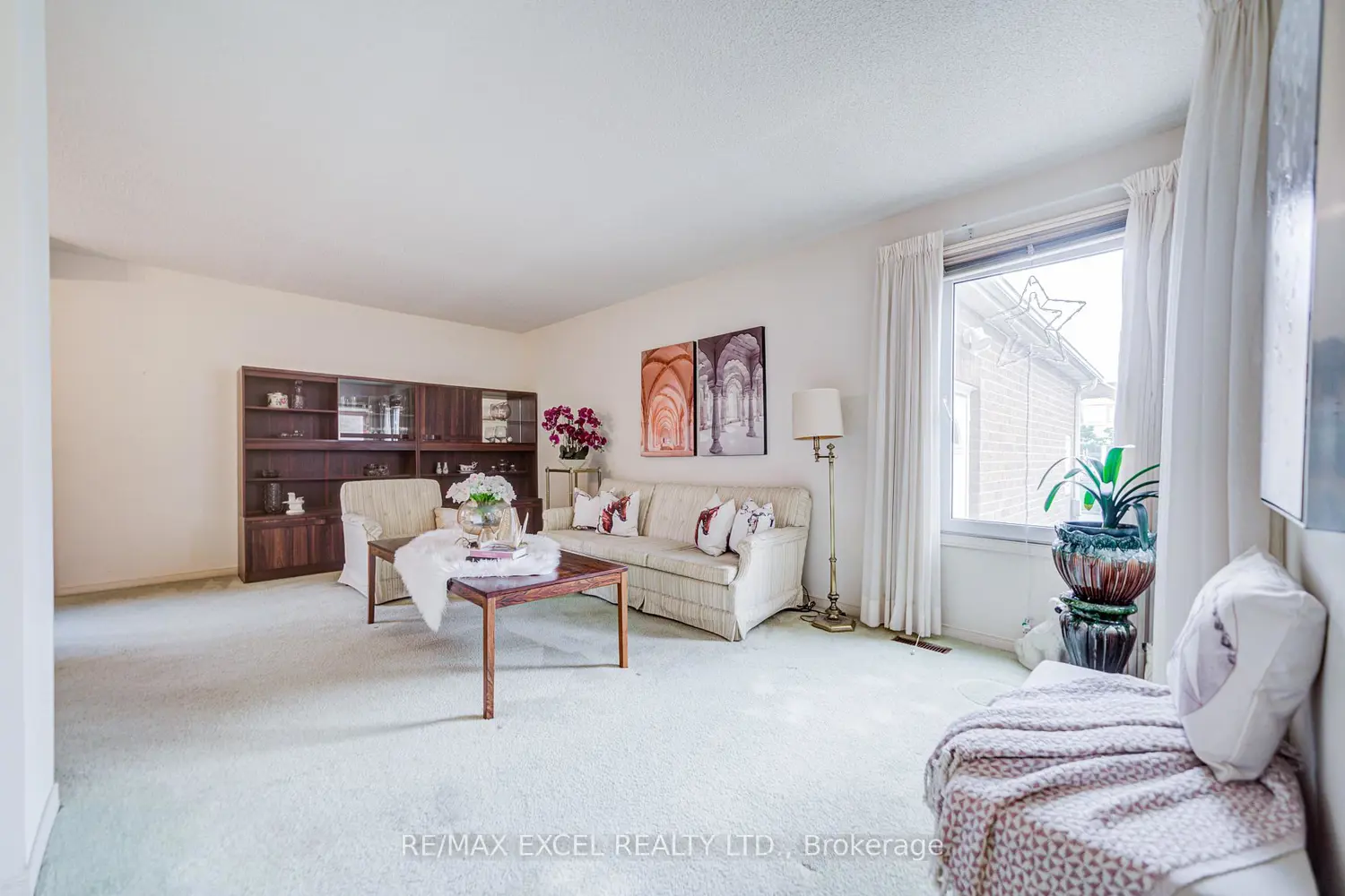 74 Holmbush Crescent photo 4