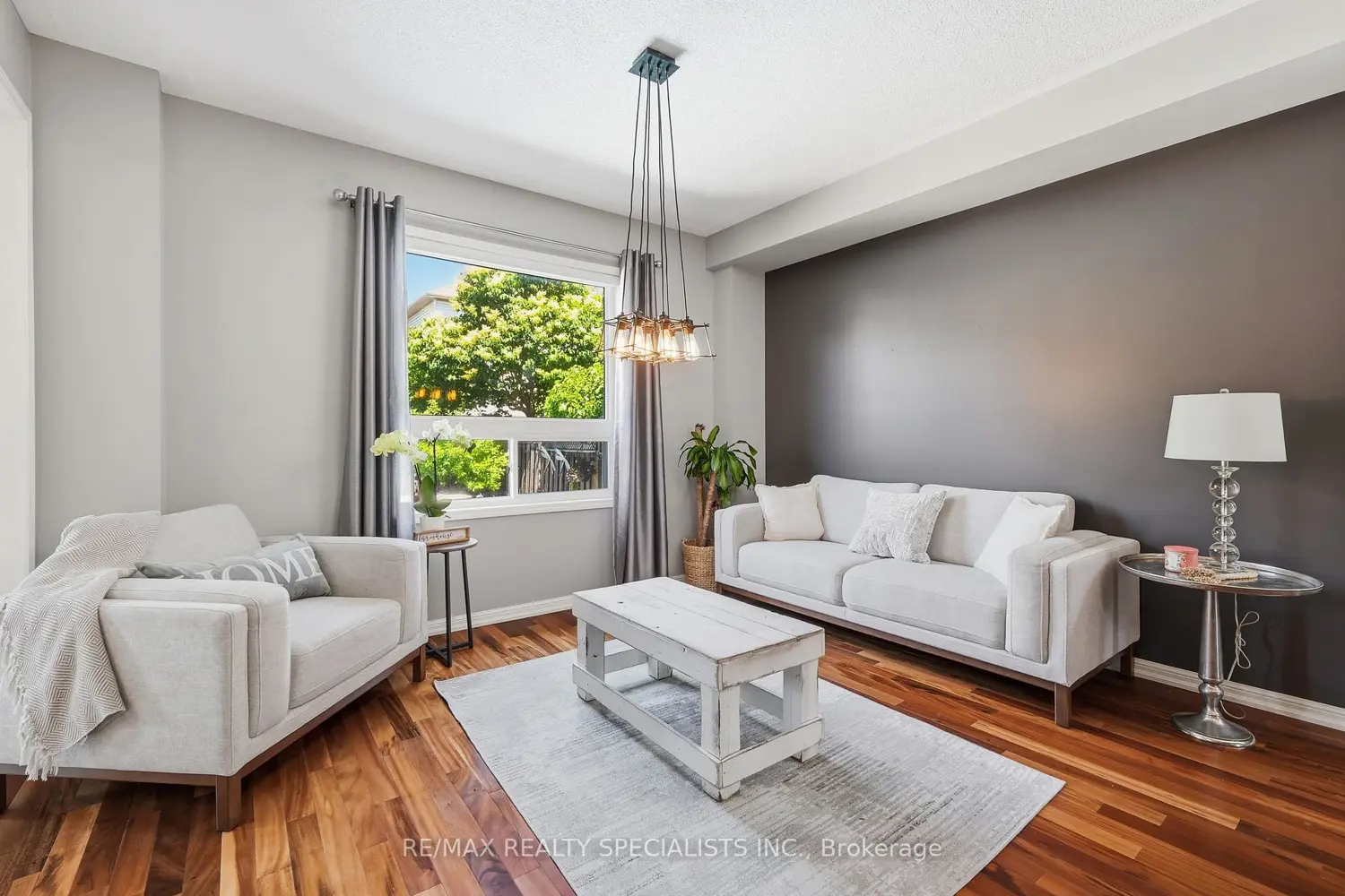 212 Ellis Crescent