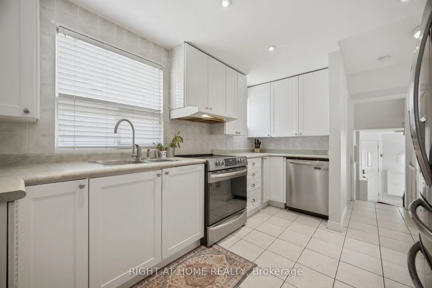 18 Vanbrugh Avenue photo 2