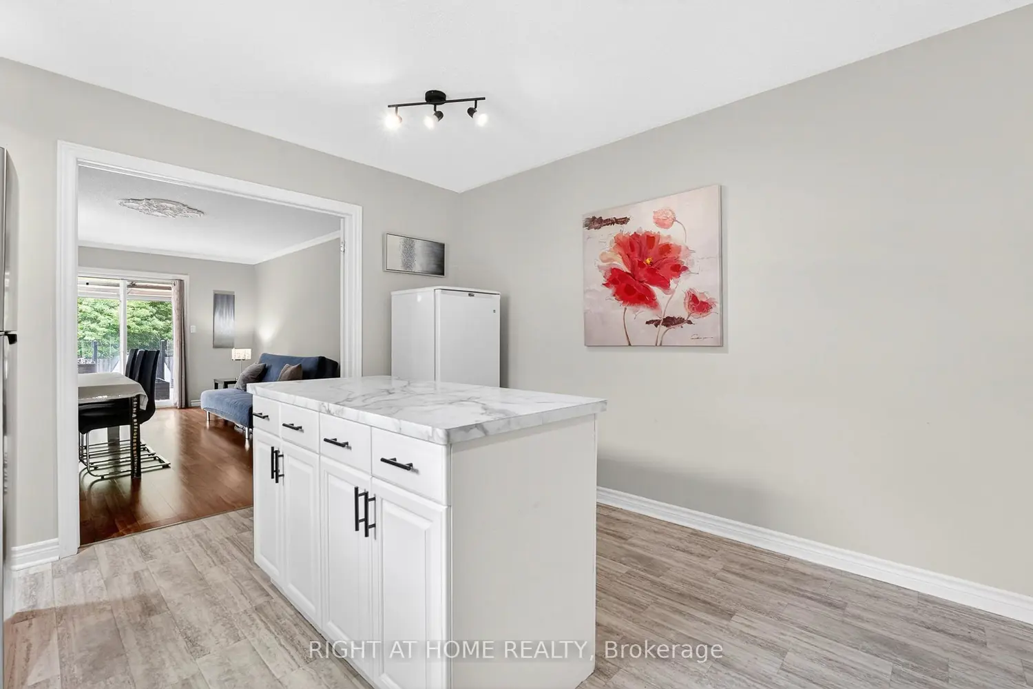 5524 Fraser Street photo 2