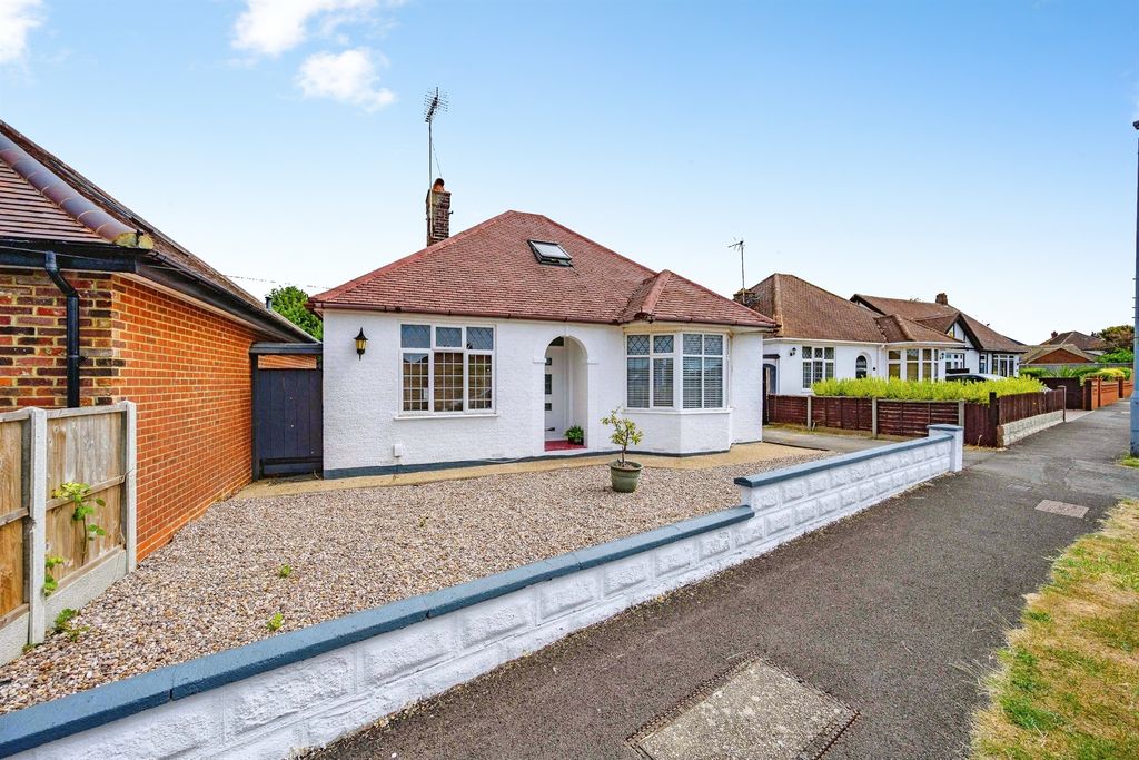 3 bed detached bungalow for saleWycombe Way, Luton LU3
