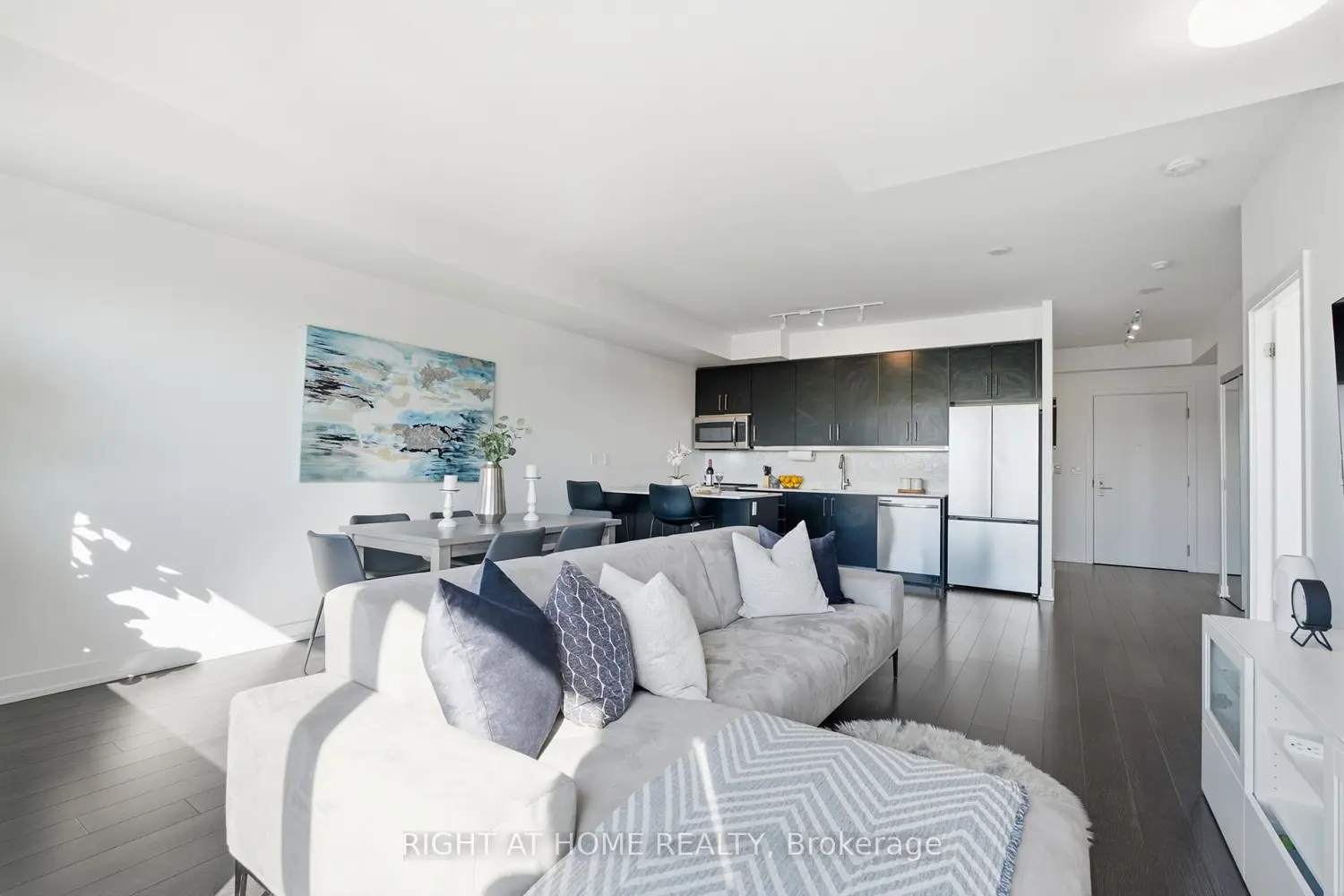 5101 Dundas Street 411 photo 2