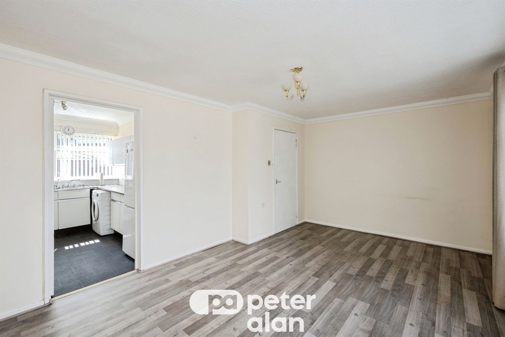 2 bed flat for saleGnoll View, Neath SA11 photo 4