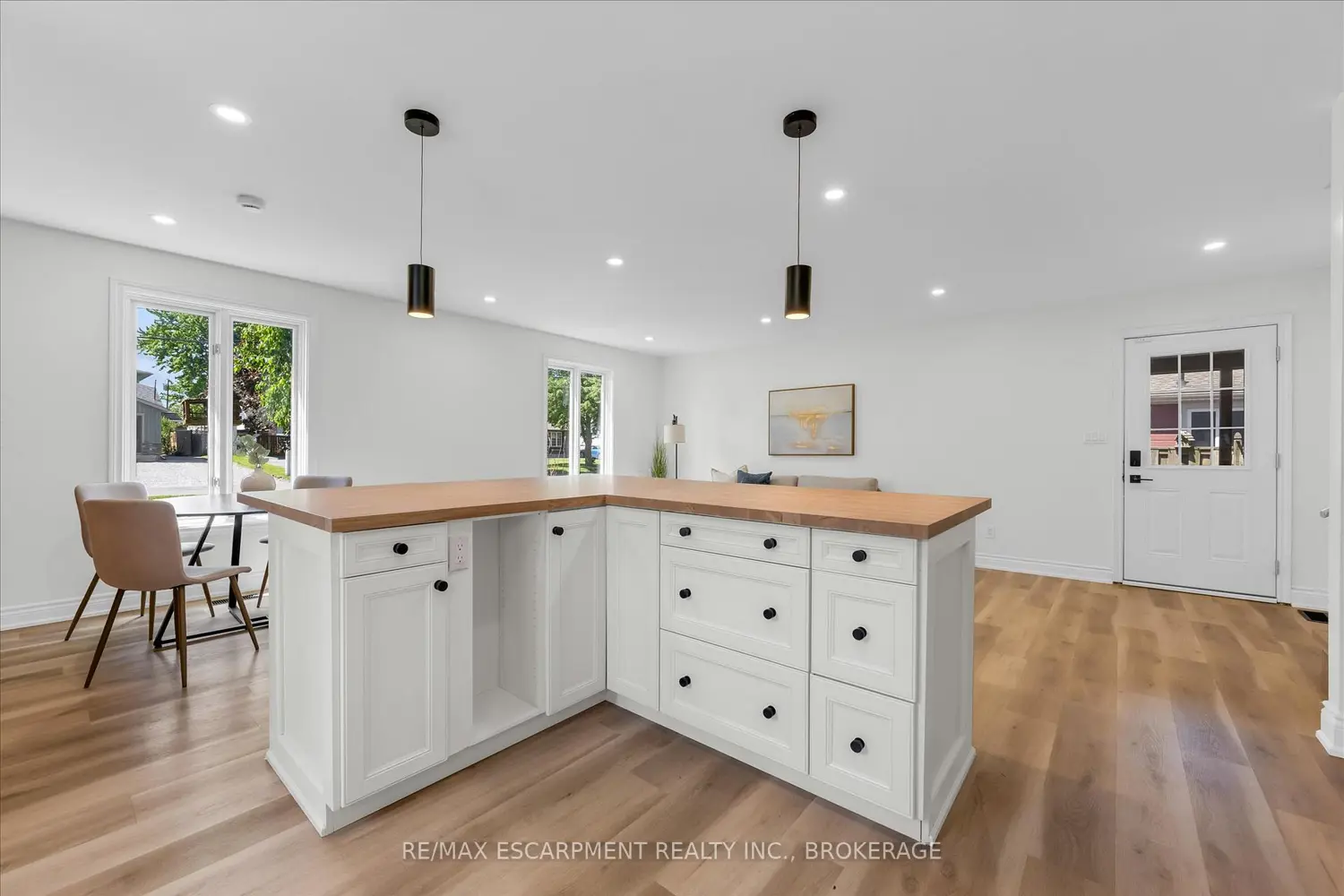 49 Grove Avenue photo 3
