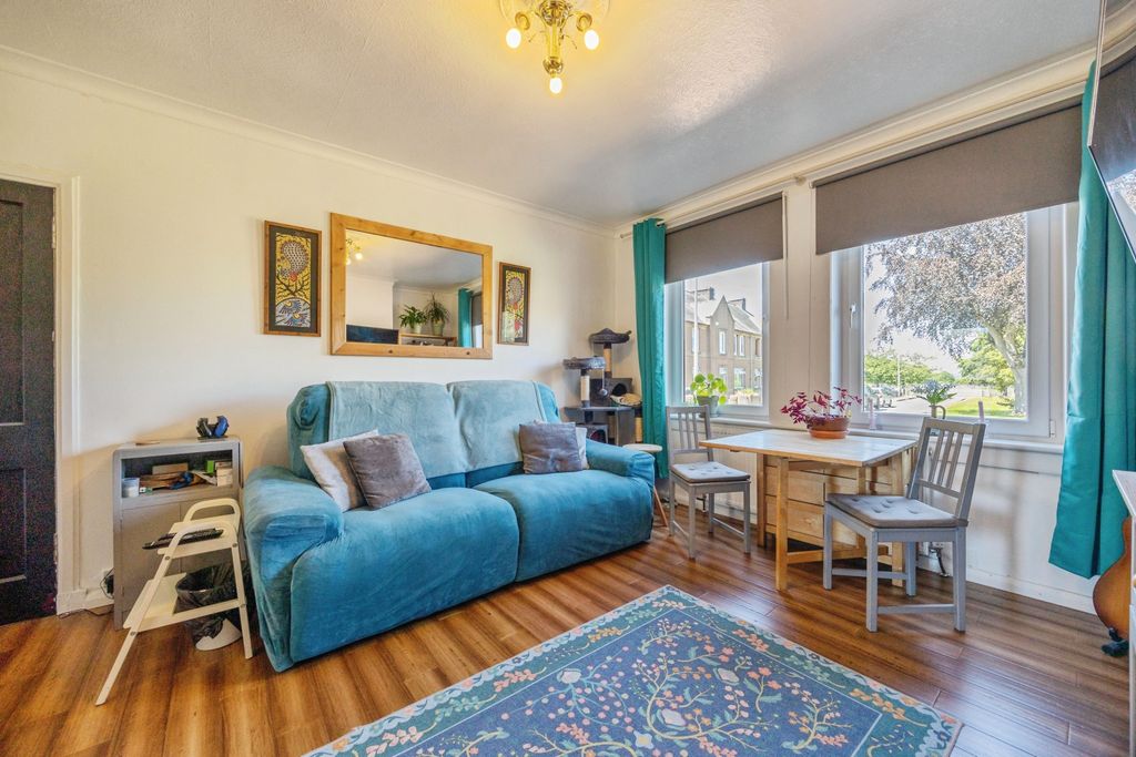 3 bed flat for saleRosebery Crescent, Gorebridge EH23 photo 2