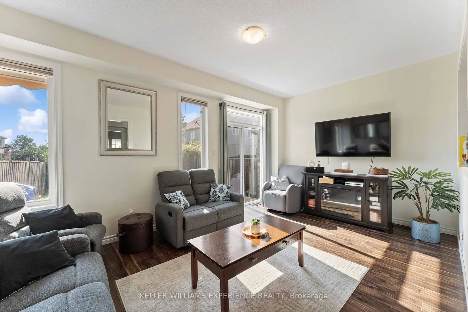 110 Collier Crescent photo 5