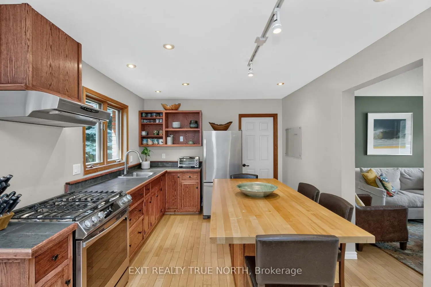14 Rosewood Avenue photo 4