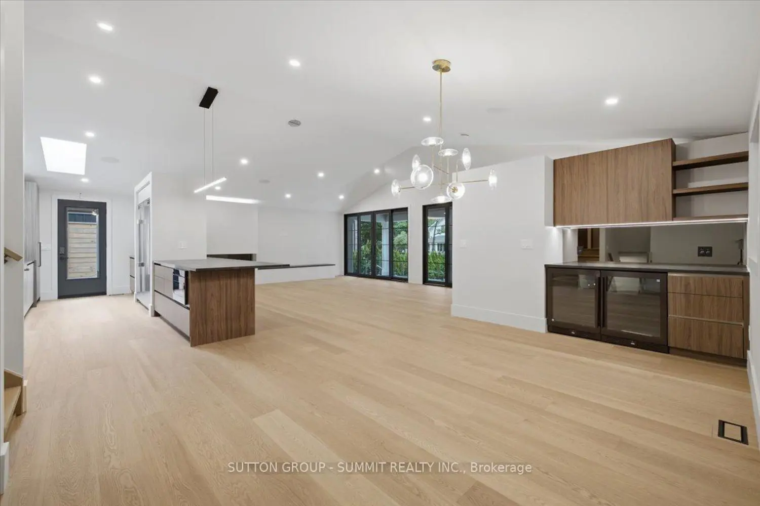 160 Allan Street photo 5