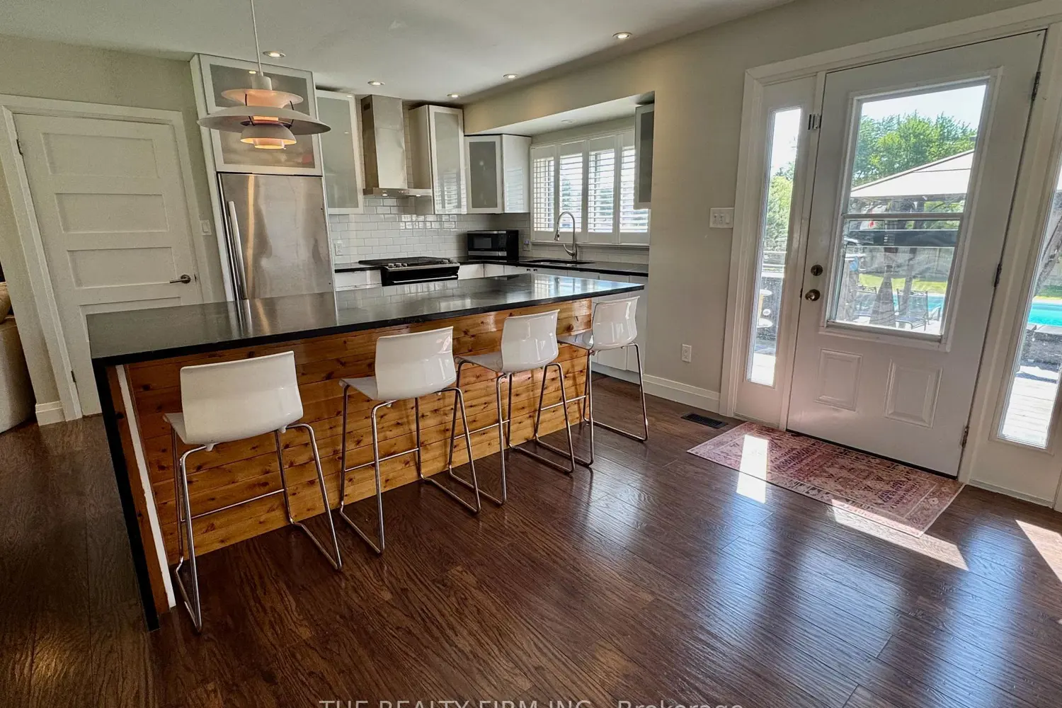 571 Everglade Crescent photo 5