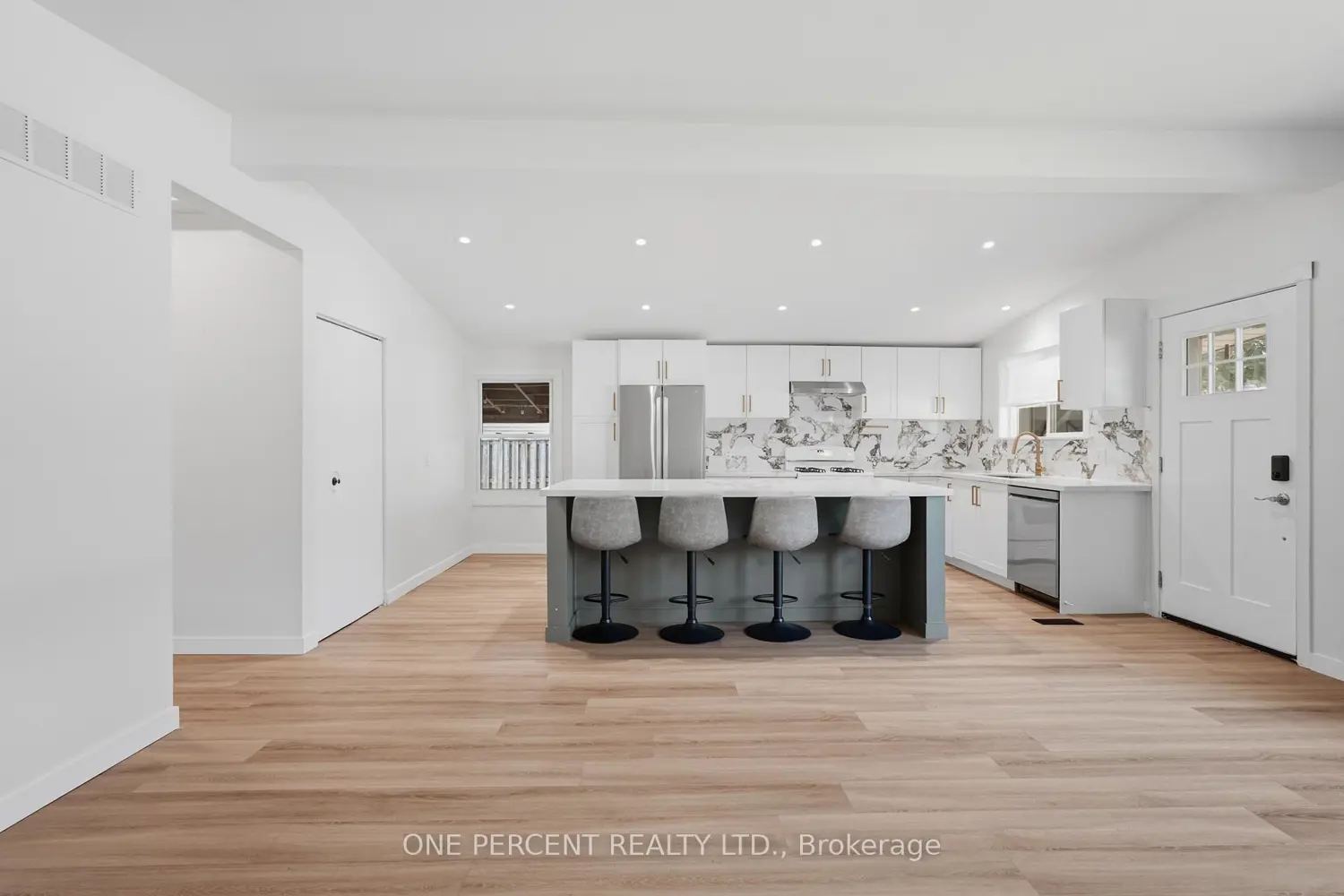 9 Bishopsgate Avenue photo 3