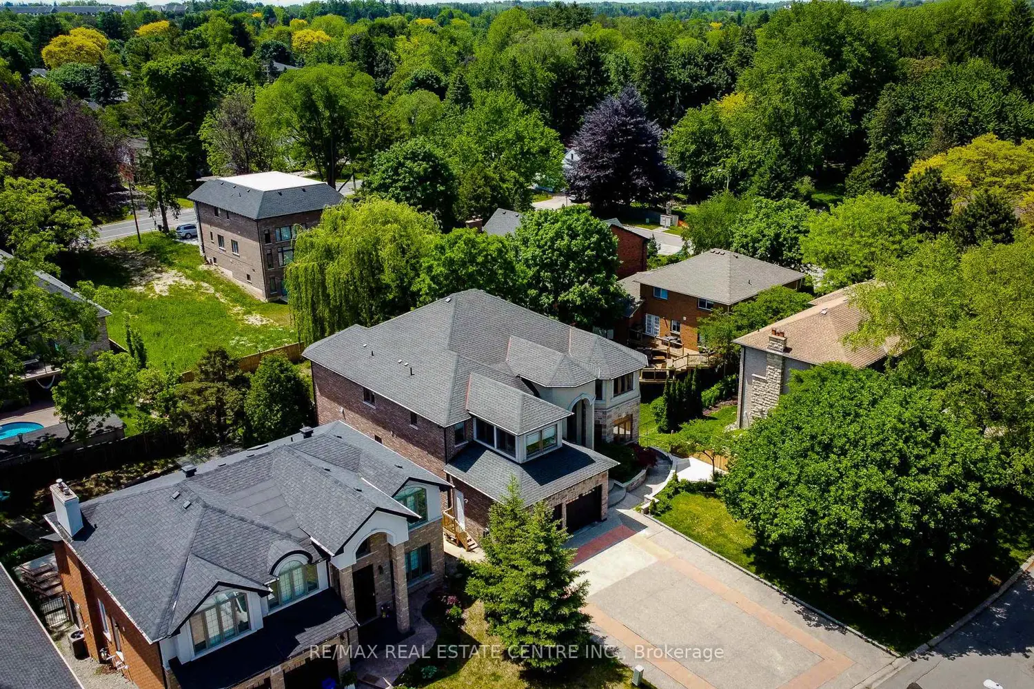 656 Highvalley Road photo 2