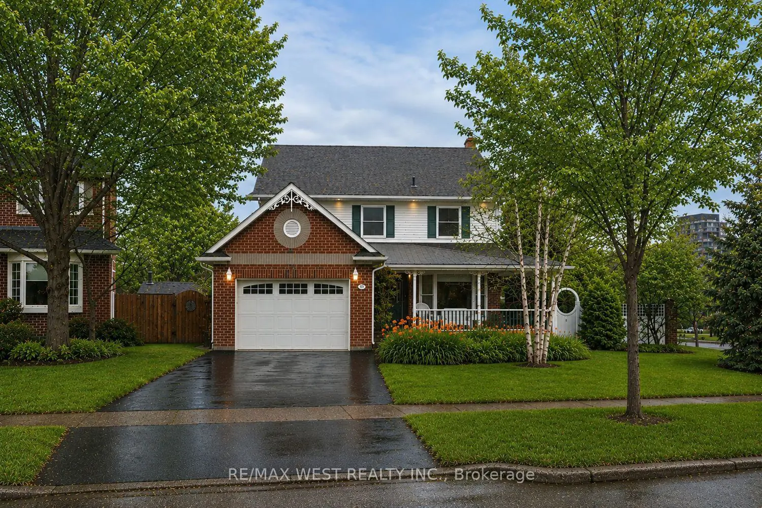 690 Robertson Crescent