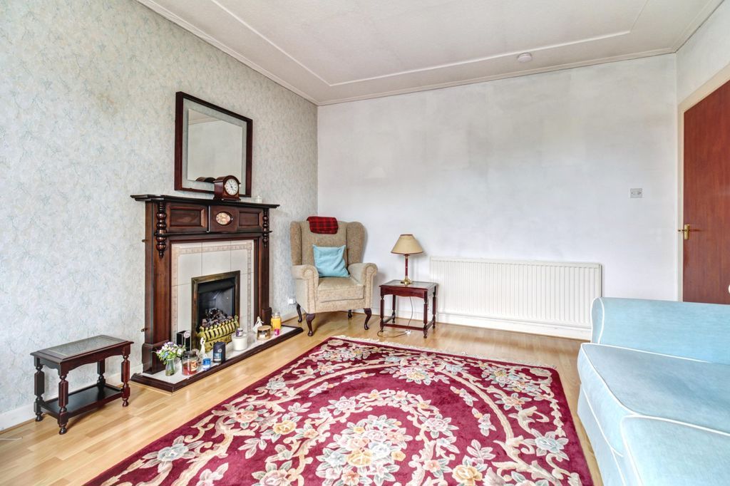 3 bed flat for salePark Avenue, Dumbarton G82 photo 3