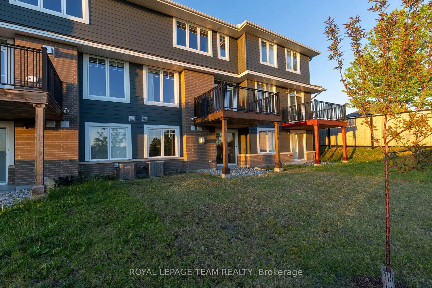 86 Escarpment Crescent photo 4