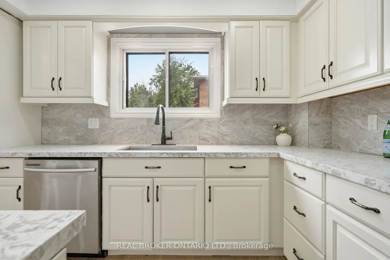 94 Roxana Avenue photo 4