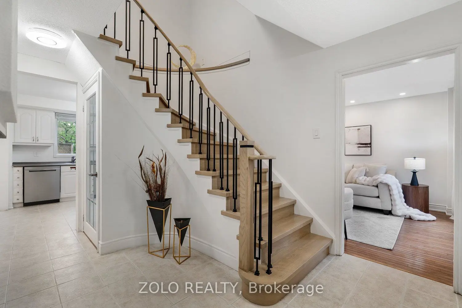 272 Elman Crescent photo 2