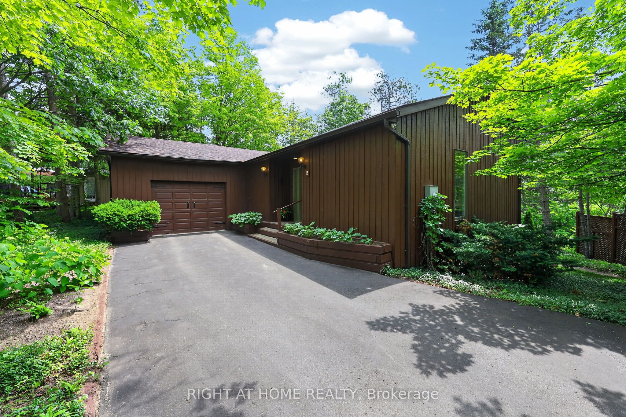 5 Pine Point, Oro-medonte, ON, L4M 4Y8