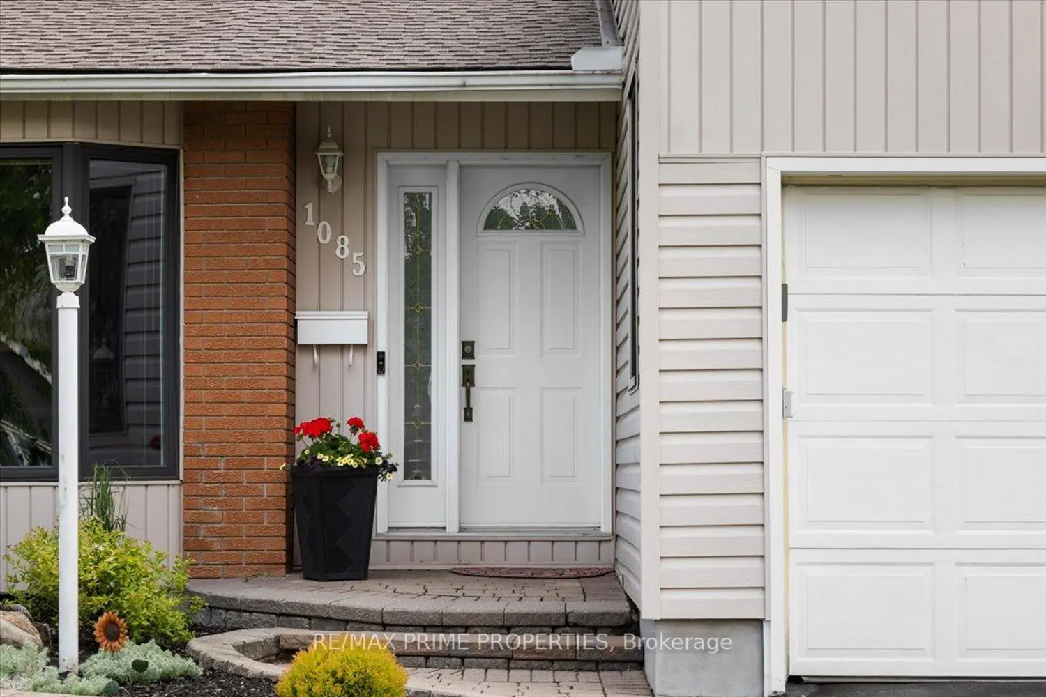 1085 Chateau Crescent photo 2