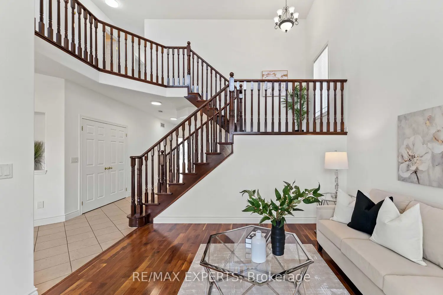 66 Schweitzer Crescent photo 4