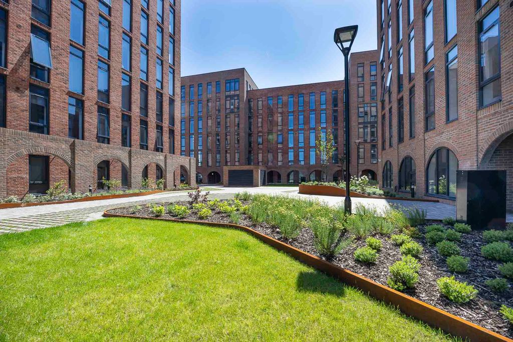2 bed flat for saleOne Baltic Square, Liverpool Baltic Triangle, Liverpool L8 photo 2
