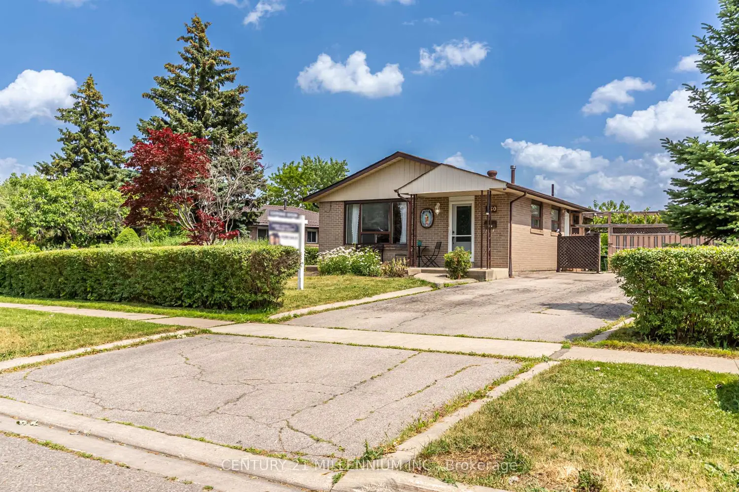 150 Folkstone Crescent photo 2
