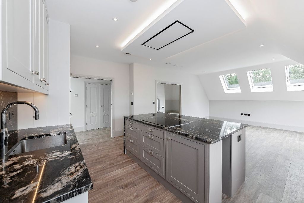 3 bed flat for saleNew Road, Esher KT10 photo 3