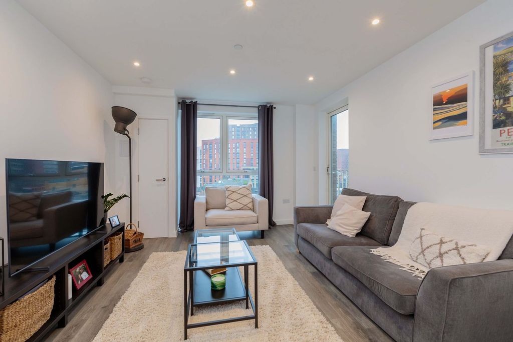 1 bed flat for saleTrinity Place, Park Street, Maidenhead SL6 photo 3