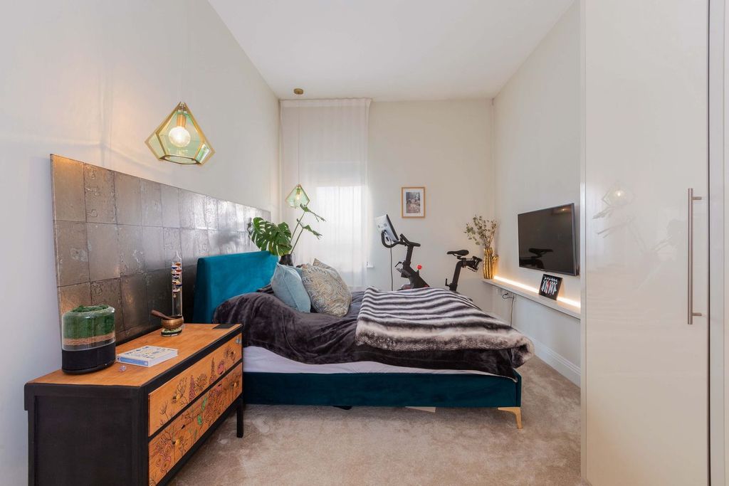 2 bed flat for saleKingfisher Drive, Maidenhead SL6 photo 5