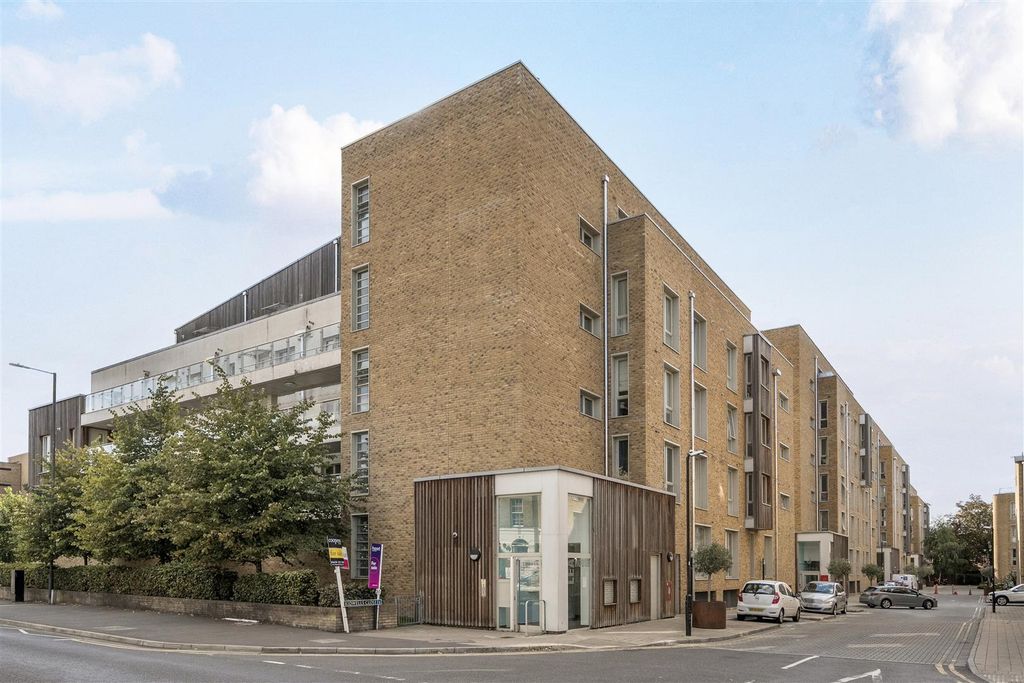 2 bed flat for saleLea House, Kidwells Close, Maidenhead SL6