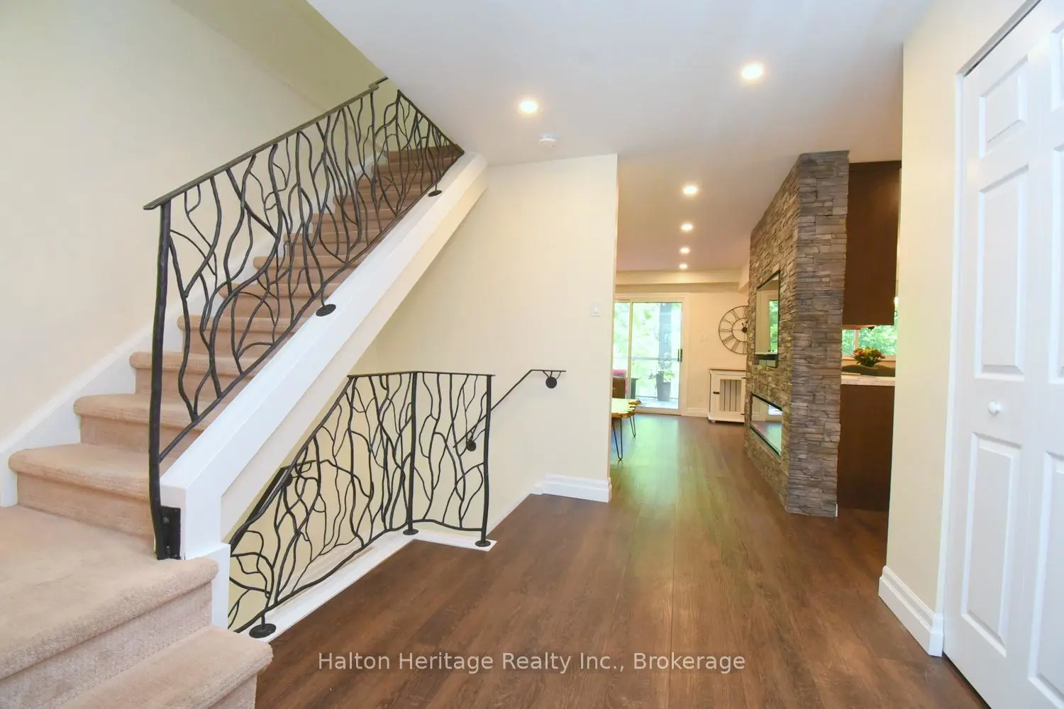 459 Woodview Road 8 photo 2