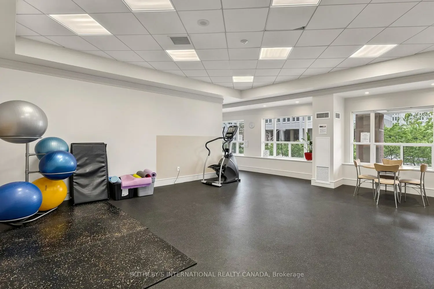 909 Bay Street 2303 photo 2