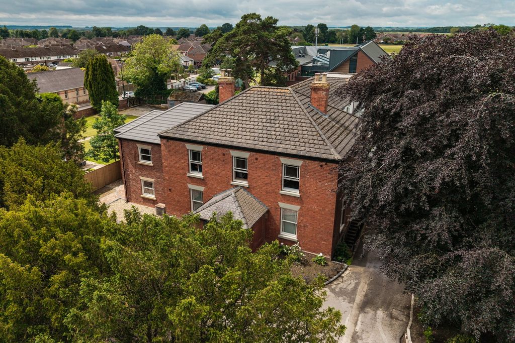 2 bed flat for saleCopper Beech Court, 42 Waltham Road, Grimsby DN33