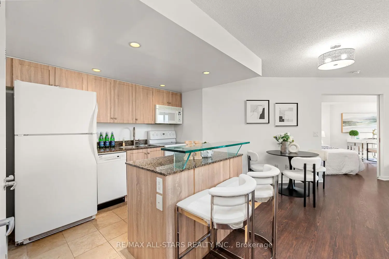 208 Queens Quay 804 photo 3