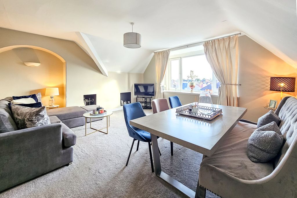 2 bed flat for saleHarlow Oval, Harrogate HG2 photo 2