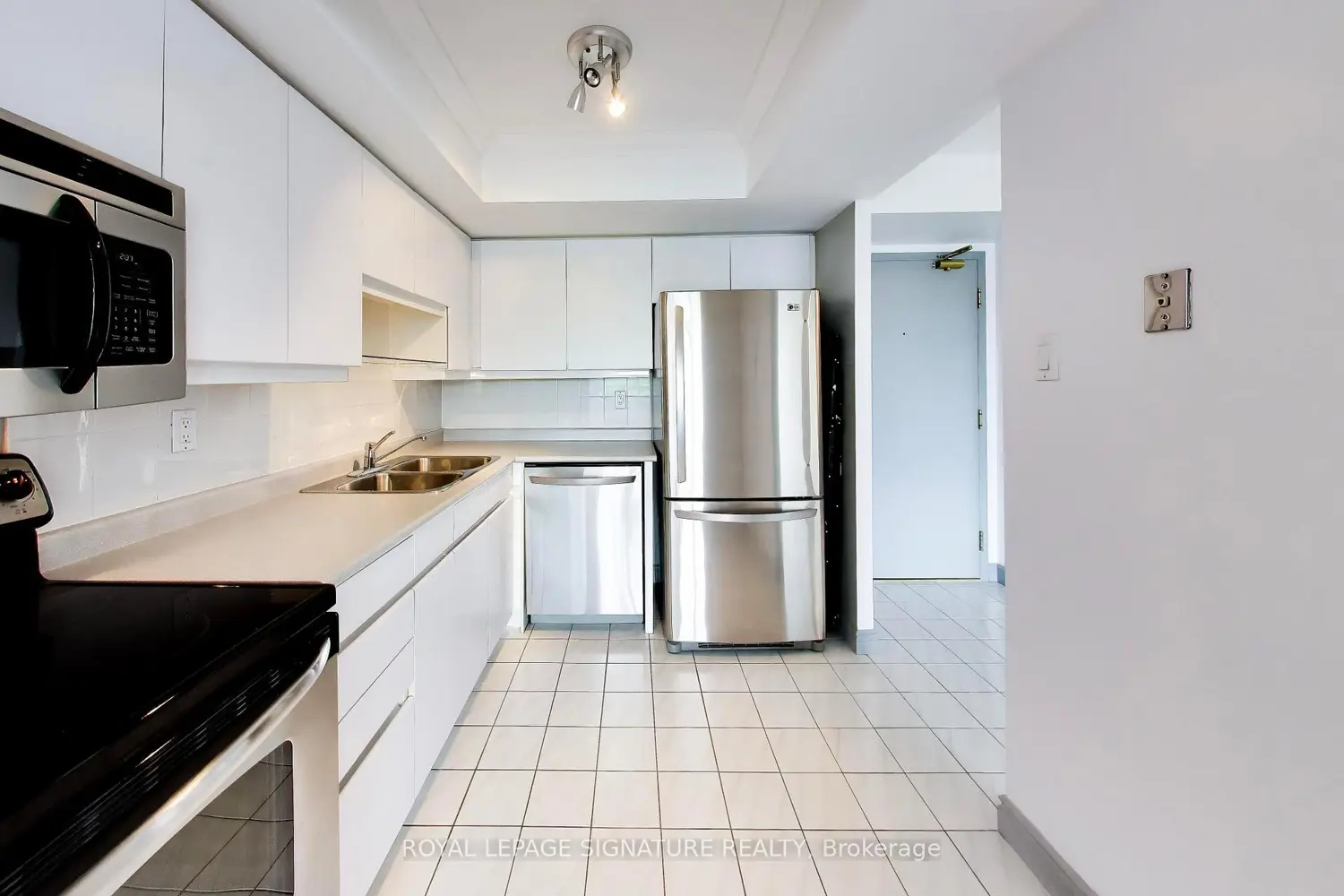 1091 Kingston Road 614 photo 4