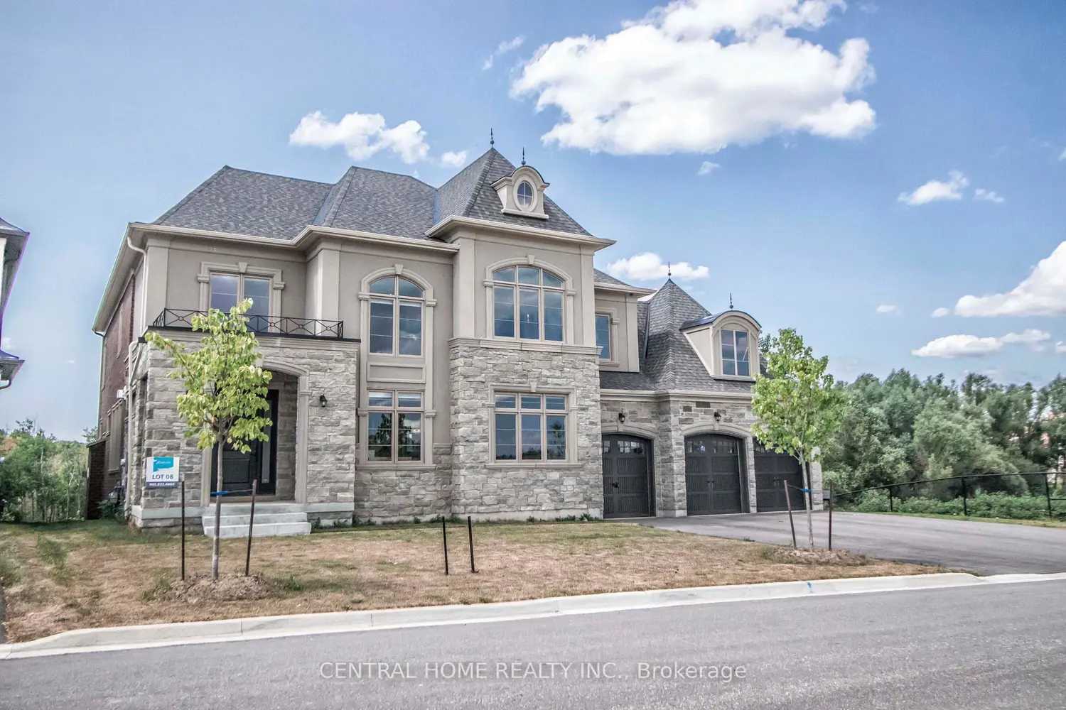 122 Burns Boulevard photo 2