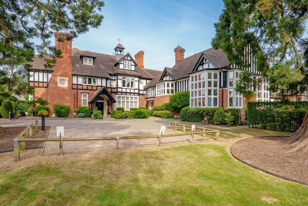 3 bed flat for saleQueen Elizabeth Crescent, Beaconsfield, Buckinghamshire HP9