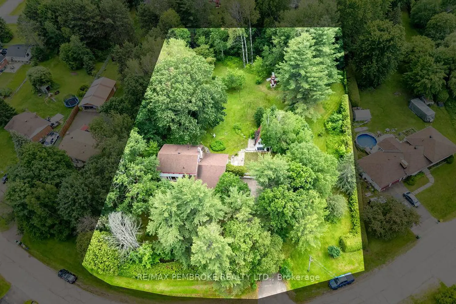 775 Pinegrove Crescent