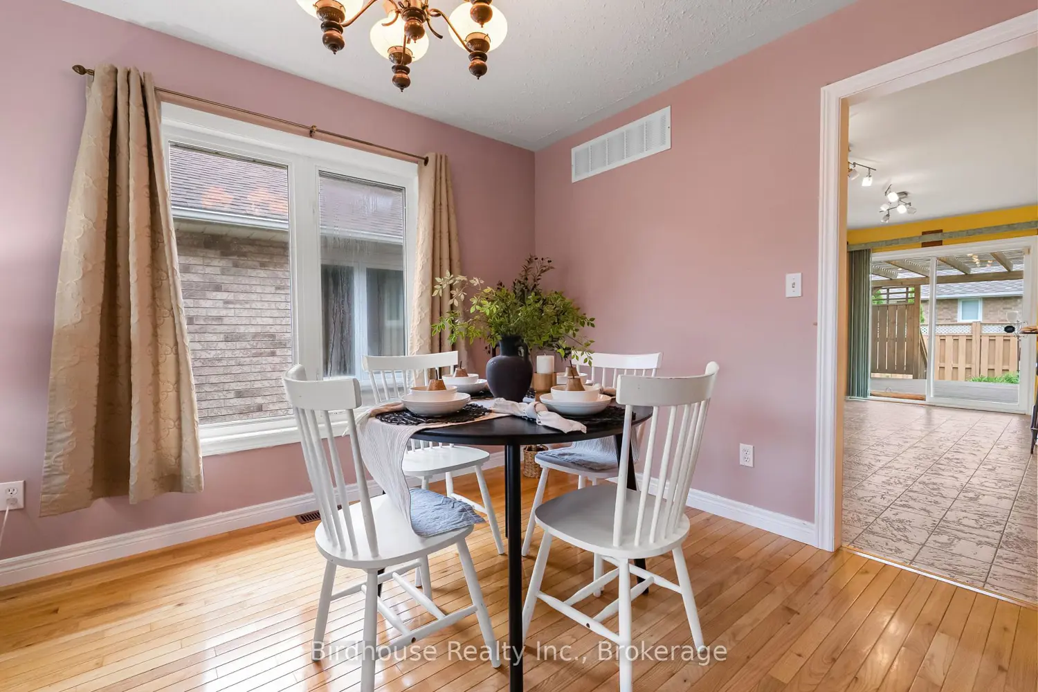 6 Eakins Crescent photo 2