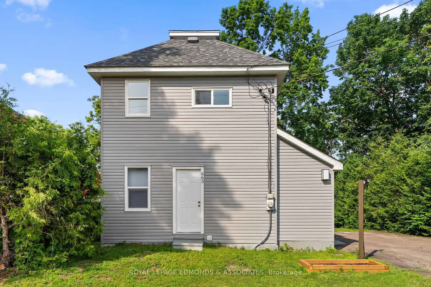 663 Fischer Street photo 3