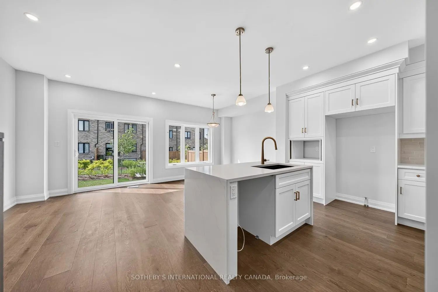 675 Victoria Road 24 photo 3