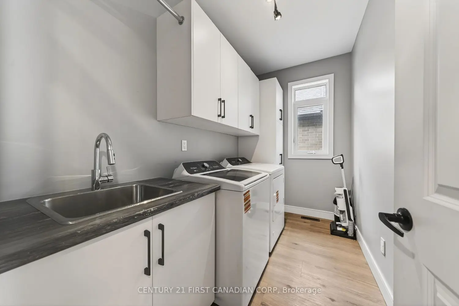 31 Lindsay Crescent photo 4