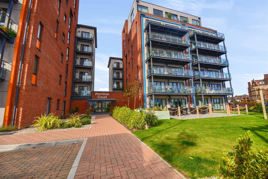 2 bed flat for salePavilion Court, Hamilton Gardens, Felixstowe IP11