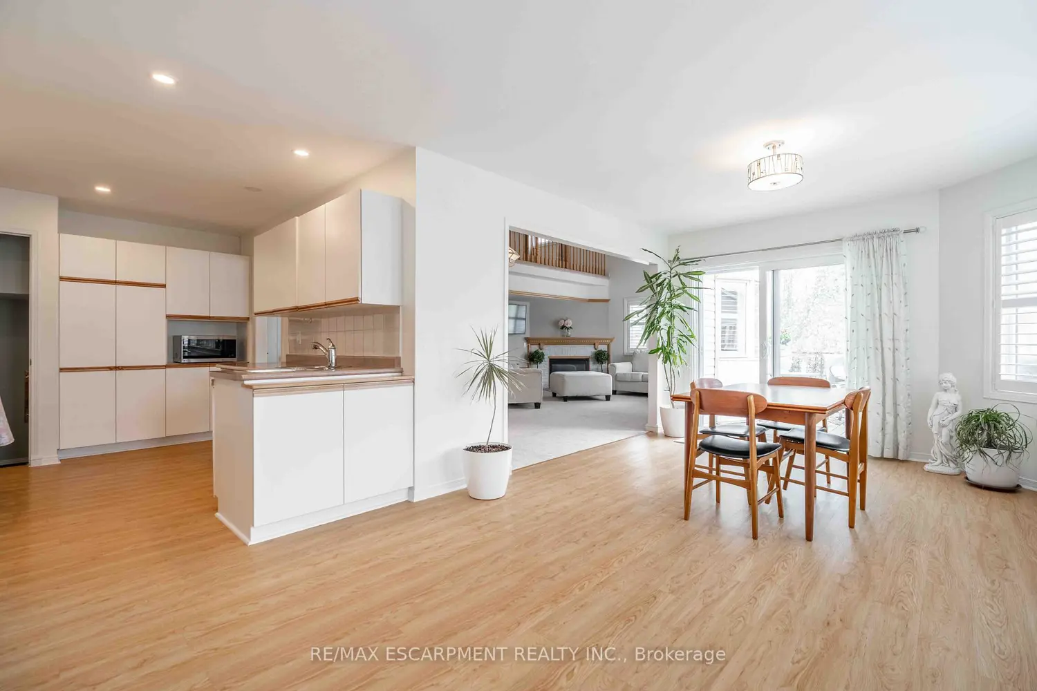 195 Silverbirch Boulevard photo 5