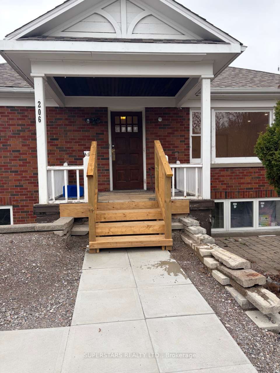 Upper-206 Lindsay Street S, Kawartha Lakes, ON, K9V 2N3