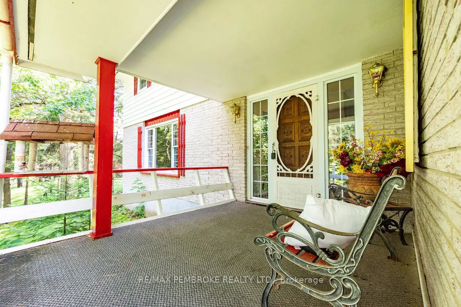 775 Pinegrove Crescent photo 4