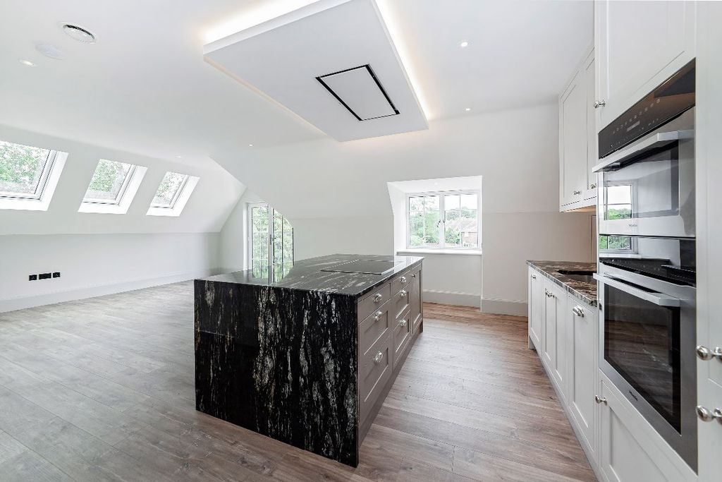 3 bed flat for saleNew Road, Esher KT10 photo 2