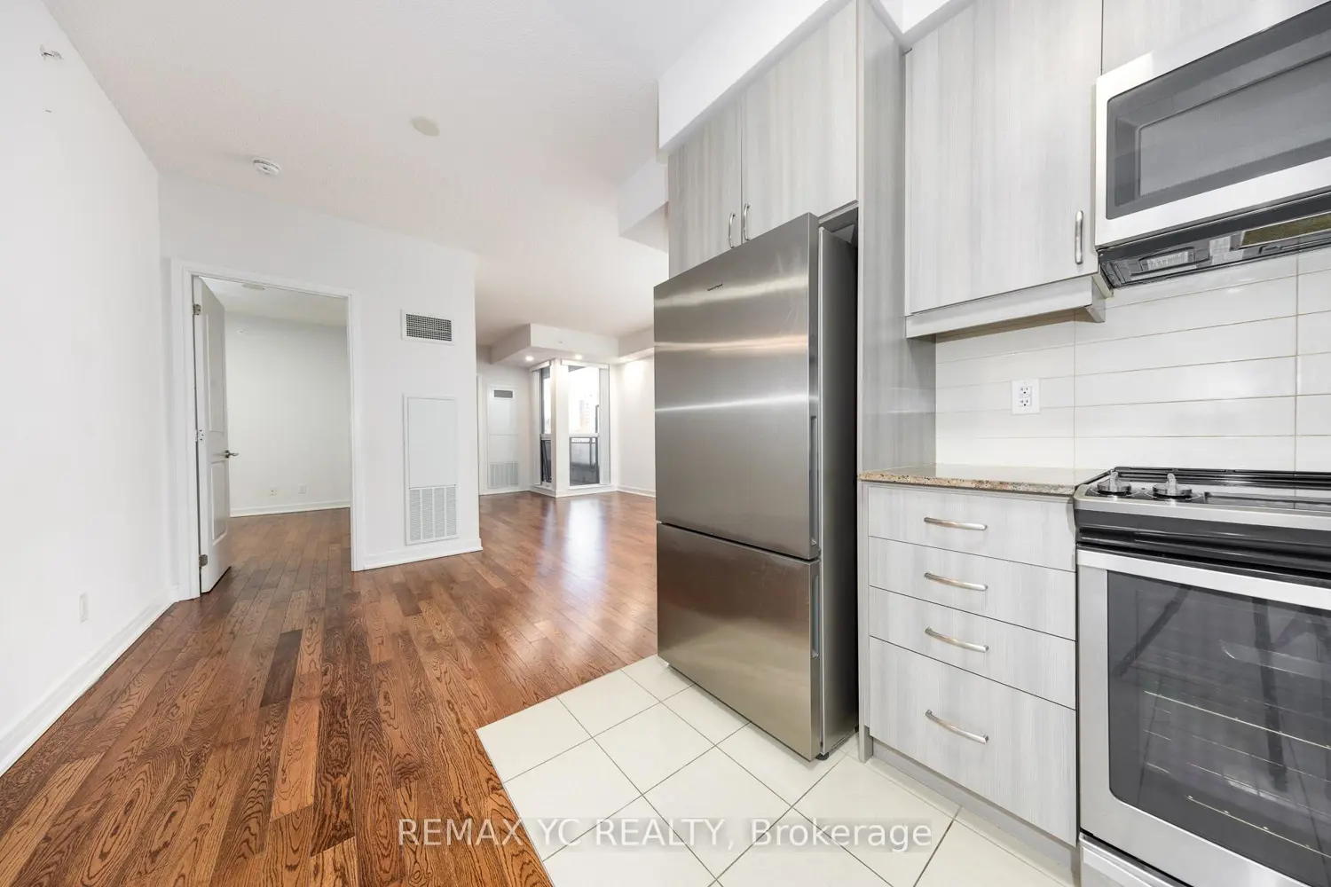 9191 Yonge Street 201 photo 3