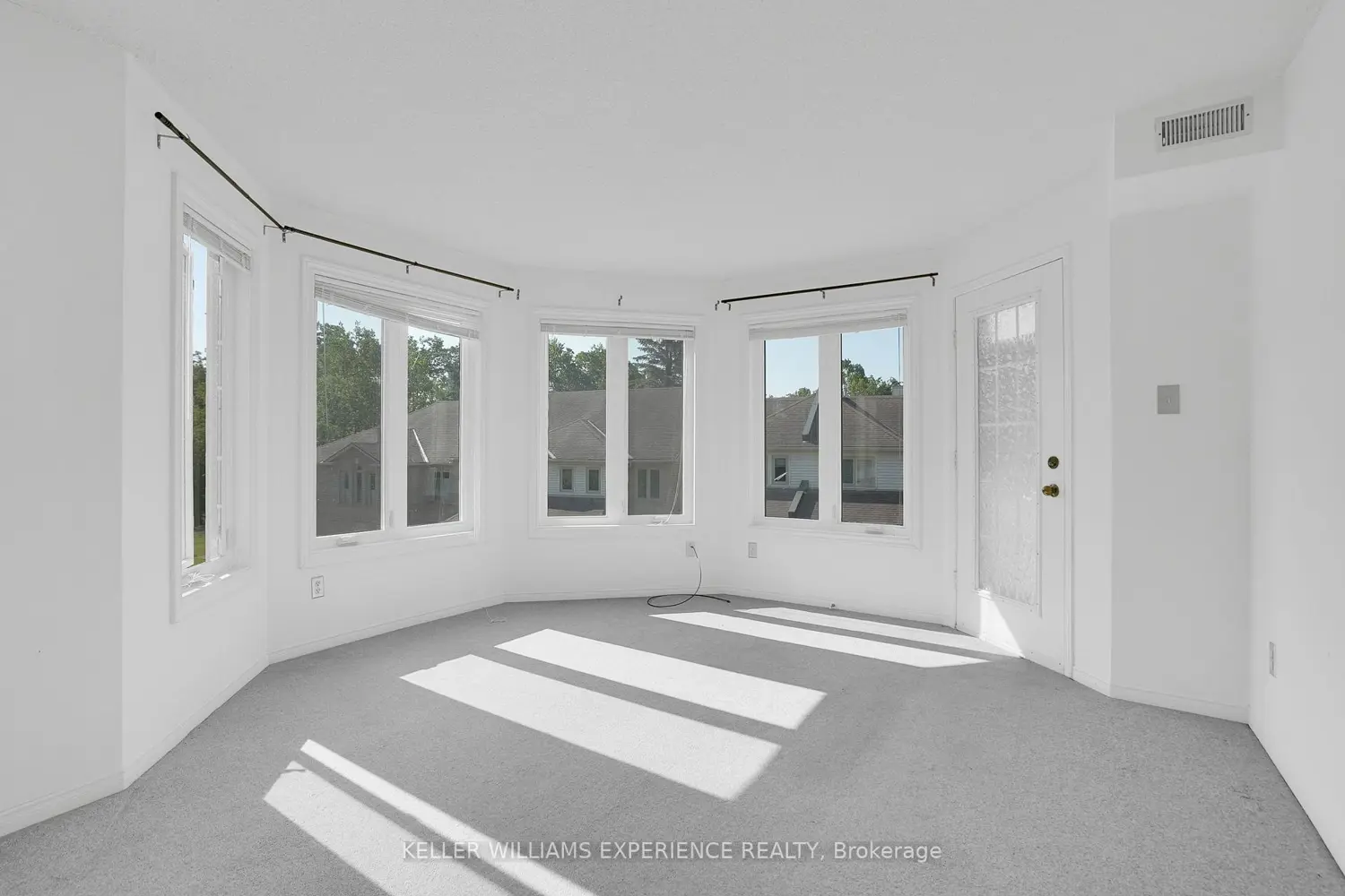 492 Laclie Street 204 photo 3